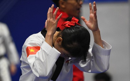 Tuyển thủ Việt Nam ôm đầu buồn bã khi thua đầy tranh cãi ở chung kết SEA Games, BHL khiếu nại cực căng