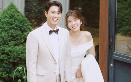 HLV thể lực ĐT Việt Nam tung ảnh cưới xịn xò, cô dâu xinh như idol Hàn, Duy Mạnh, Hoàng Đức thả tim chúc mừng