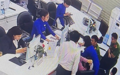 Kiểm tra điện thoại của vị khách đến rút sổ tiết kiệm 900 triệu: Nhân viên ngân hàng phát hiện chuỗi tin nhắn lạ, liền thông báo khẩn cho công an