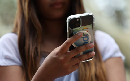 Quốc gia đầu tiên trên thế giới chính thức cấm thanh thiếu niên dùng mạng xã hội