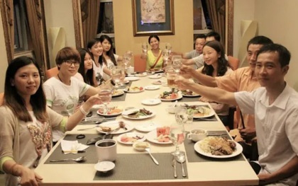 Đi họp lớp các bạn bỏ hết về trước lúc thanh toán: Tôi ở lại cuối cùng với lớp trưởng lại là "người hưởng lợi nhất"