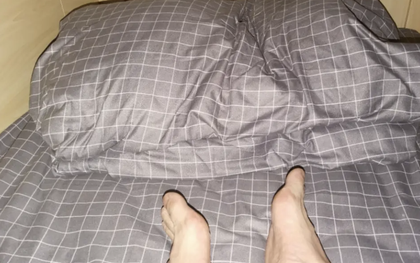 Nữ sinh sốc nặng vì bạn cùng phòng lén làm một việc mỗi đêm: Một người làm, cả phòng khó chịu!