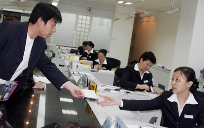 Cho bạn chiến hữu vay 70 triệu đồng, rồi mất liên lạc, 10 năm sau đi huỷ thẻ thì được thông báo: tài khoản có hơn 140 triệu đồng