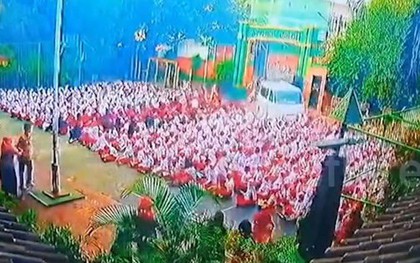 Ô tô lao xuyên qua cổng trường, đâm trúng học sinh đang đứng chào cờ