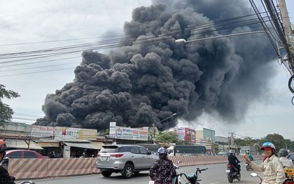 Cháy lớn tại công ty sản xuất mút xốp ở TP.HCM, cột khói cao cả trăm mét