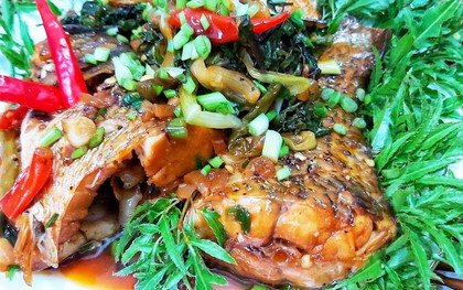 Nâng tầm món cá kho bằng cách thêm 1 loại lá mọc đầy góc vườn nhưng "bổ như sâm"