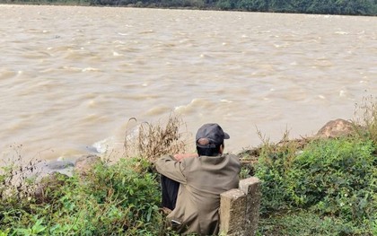 Người cha ngồi bên bờ sông, chờ tin con gái mất tích hơn 1 tuần: Đã không có phép màu nào!