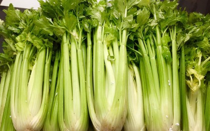 6 loại rau càng rẻ càng dễ bị phun thuốc