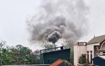 Khói đen xả thẳng lên trời, ruộng đồng vẫn đỏ lửa giữa ngày ô nhiễm đỉnh điểm