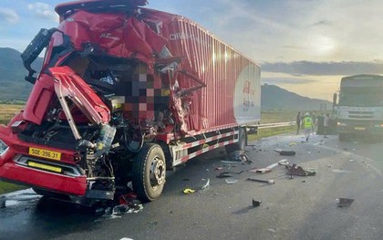 Xe tải va chạm khiến tài xế mắc kẹt ở cabin, đóng 1 đoạn cao tốc Vĩnh Hảo - Phan Thiết