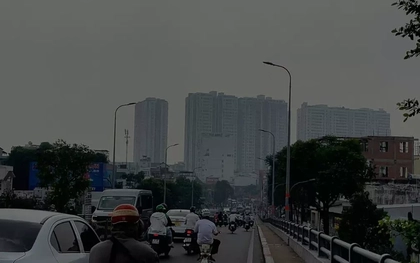 'Hiểm họa' từ bầu trời mù sương bủa vây TPHCM