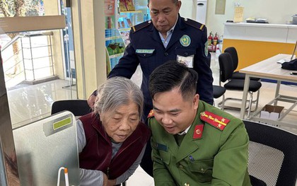 Sau khi tải xuống một ứng dụng, cụ bà đến ngân hàng mở tài khoản, chuẩn bị nạp tiền thì công an xã có mặt, phối hợp với nhân viên LPBank xác minh giao dịch