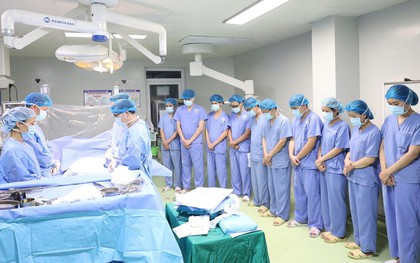 Nhân viên y tế cúi đầu tri ân người hiến tạng