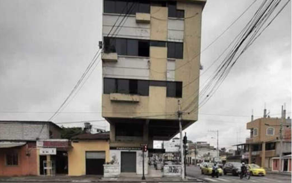 Xiêu vẹo đến khó tin, tòa nhà 4 tầng này đã trải qua 8 trận động đất mạnh suốt hơn 30 năm vẫn không sụp đổ