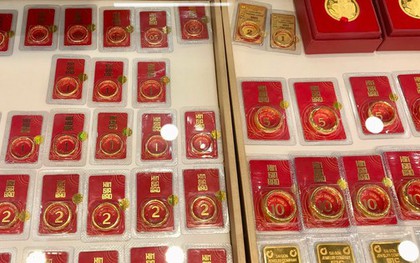 Có nên bán 5 cây vàng chốt lời để gửi tiết kiệm hưởng lãi suất 8%/năm?