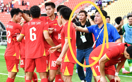 90 phút "căng như dây đàn" của HLV Kim Sang-sik rồi vỡ oà hạnh phúc, ăn mừng 3s đã vội nhắc cầu thủ 1 điều