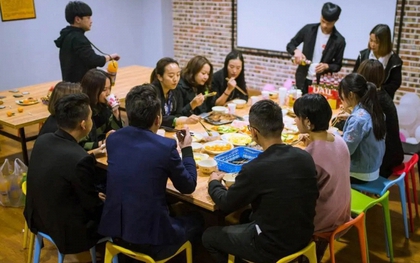 Họp lớp bị coi như người thừa, tôi lặng lẽ ngồi lại đến cuối và thứ nhận được là số tiền giá trị đến không ngờ