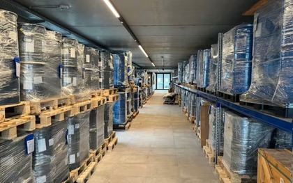 Phát hiện căn hầm chứa hàng trăm thùng phi lớn đựng hơn 300 tấn ‘kho báu’ cả thế giới thèm khát, tường dày cả gang, cửa nặng 4 tấn, camera an ninh hoạt động 24/7, nội bất xuất ngoại bất nhập