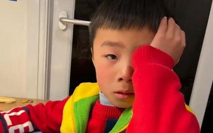 Bài văn vỏn vẻn 26 chữ của 1 học sinh tiểu học khiến cô giáo vừa chấm vừa khóc nức nở: Cô đau đến nghẹn lòng!