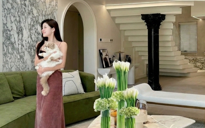 Thú chơi hoa Tết 2026: Quên những bình hoa rườm rà đi, một nắm hoa Rum cắm lọ mới là đỉnh cao của sự tinh tế, hút lộc cực mạnh