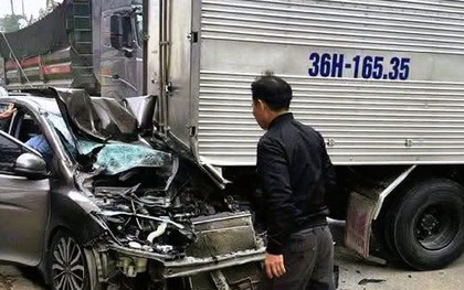 6 ô tô tông liên hoàn trên Quốc lộ 1A, 1 ô tô bẹp dúm