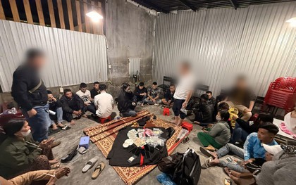 Đột kích quán cà phê ở Huế, bắt 18 người đánh bạc