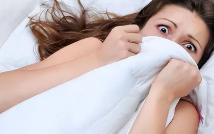 Cơ thể đột nhiên giật mình khi đang ngủ, có phải não bộ lo lắng bạn ngủ quá sâu nên đánh thức?