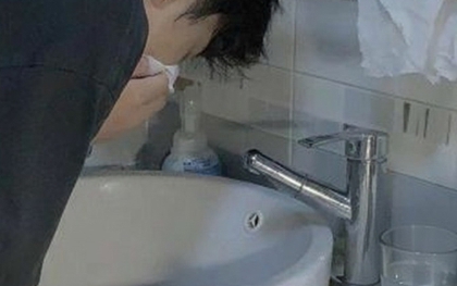 Ngực nam sinh 17 tuổi "phát triển" như nữ giới vì tự ý dùng thuốc trị mụn