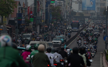 Không khí ô nhiễm bao trùm những ngày cuối năm: Hà Nội mù mịt, TP.HCM tối sầm dù đã 8h sáng