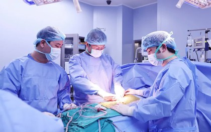 Ghép thận cùng huyết thống: Người mẹ trao sự sống cho con