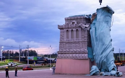 Tượng 'Nữ thần Tự do' sụp đổ trong cơn bão dữ dội