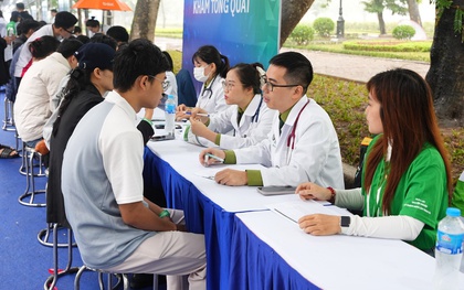 Khi phố đi bộ trở thành “phòng khám” đặc biệt của người dân Thủ đô