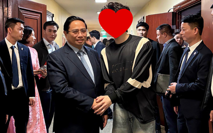 Nam ca sĩ được Thủ tướng Phạm Minh Chính bắt tay chúc mừng, một chi tiết gây sốt