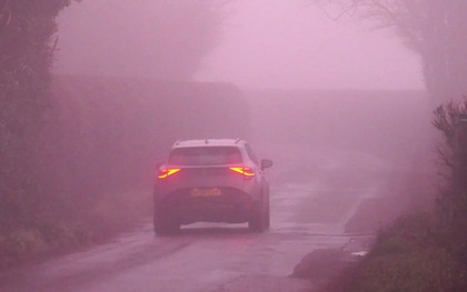 Hiện tượng lạ: Sương mù màu hồng khiến người dân kinh ngạc