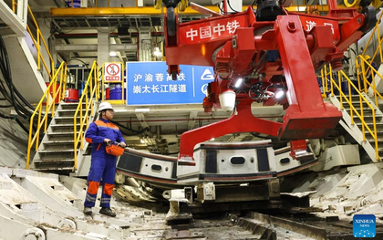 “Chuột sắt khổng lồ” Trung Quốc dài 148 mét, nặng 4.000 tấn, lập kỷ lục bấm nút là đào 10.000m không nghỉ