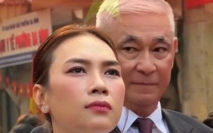 Vệ sĩ lớn tuổi chạy theo Mỹ Tâm lúc nửa đêm ở Hà Nội