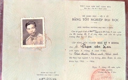 Tấm bằng đại học Y gần 60 năm tuổi và câu chuyện về một bác sĩ quân y