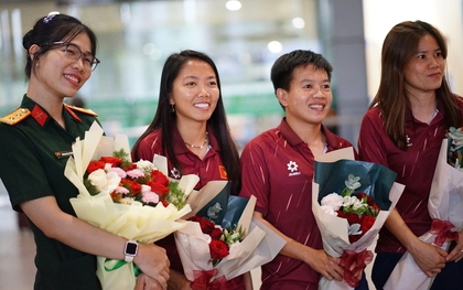 Bỏ lại "nỗi đau" trọng tài, ĐT nữ Việt Nam ngẩng cao đầu về nước trong yêu vòng tay yêu thương của người hâm mộ