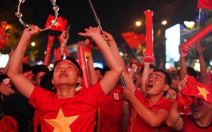 Cảnh tượng lâu rồi mới thấy trên phố đi bộ Nguyễn Huệ!