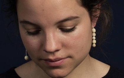 Cô gái chuyên thu mua răng người