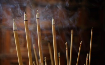 3 khung giờ thắp hương đẹp nhất ngày Mùng 1 Âm lịch