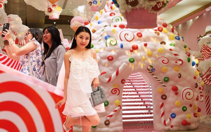 Cận cảnh quán cà phê Giáng sinh 200k/giờ ở TP.HCM, đáng thì thấy đáng nhưng trải nghiệm thì thật sự chưa xứng!