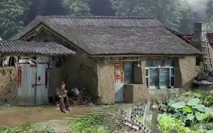 10 năm đi làm xa nhịn ăn gửi tiền về, người đàn ông gục khóc khi thấy cảnh sống thật sự của mẹ