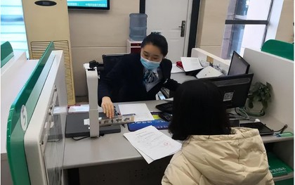 Người phụ nữ 30 tuổi gửi ngân hàng 37 tỷ đồng, 4 tháng sau số dư chưa tới 3k, kiện ngân hàng ra tòa lại mất thêm 300 triệu đồng: "Cô cũng có lỗi"