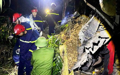 Xe tải chở gừng tươi lao xuống vực 100m, tài xế tử vong trong cabin ở Lào Cai