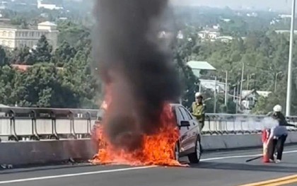 Ô tô bốc cháy ngùn ngụt trên cầu Rạch Miễu