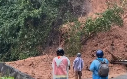 NÓNG: Đèo Sông Pha nối Khánh Hòa - Lâm Đồng vừa sạt lở, giao thông tạm thời bị chia cắt