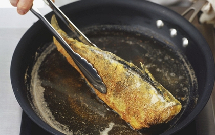 Rán cá đừng chỉ cho mỗi dầu: Thêm 3 thứ này vào chảo, đảm bảo cá vàng giòn đẹp mắt, không lo bắn dầu