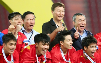 Vì sao HLV Kim Sang-sik không được trao HCV SEA Games 33?