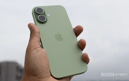 Dù là fan cứng Android, tôi phải "cay đắng" thừa nhận chiếc iPhone này mới đúng là điện thoại của năm 2025